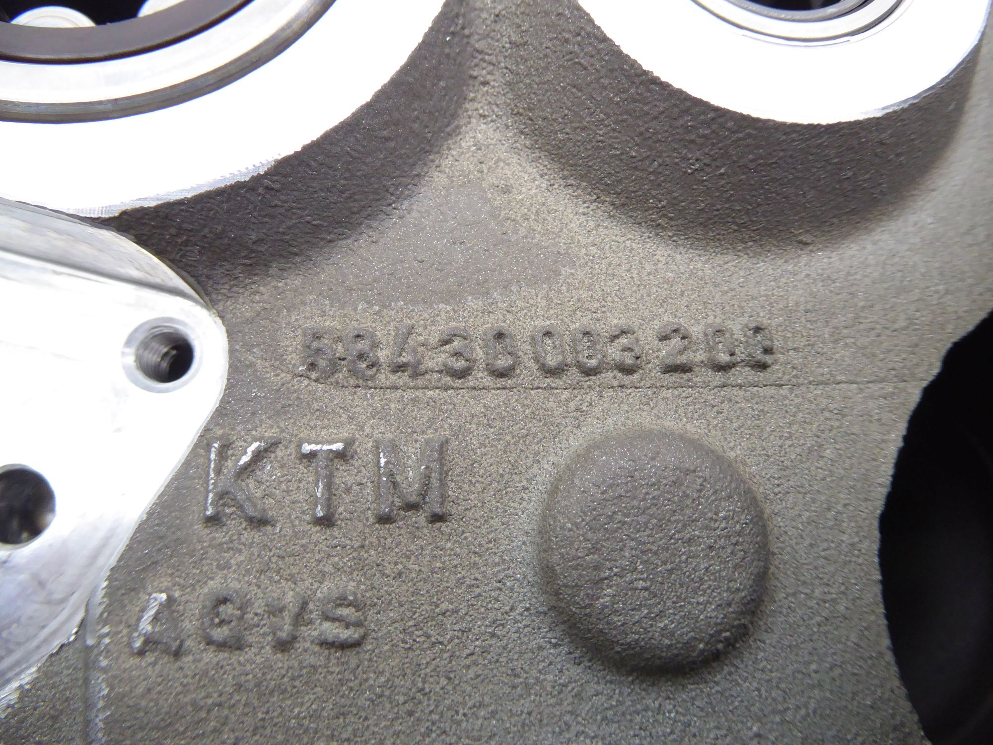 Cárter motor KTM 640 Duke II 5843000024423