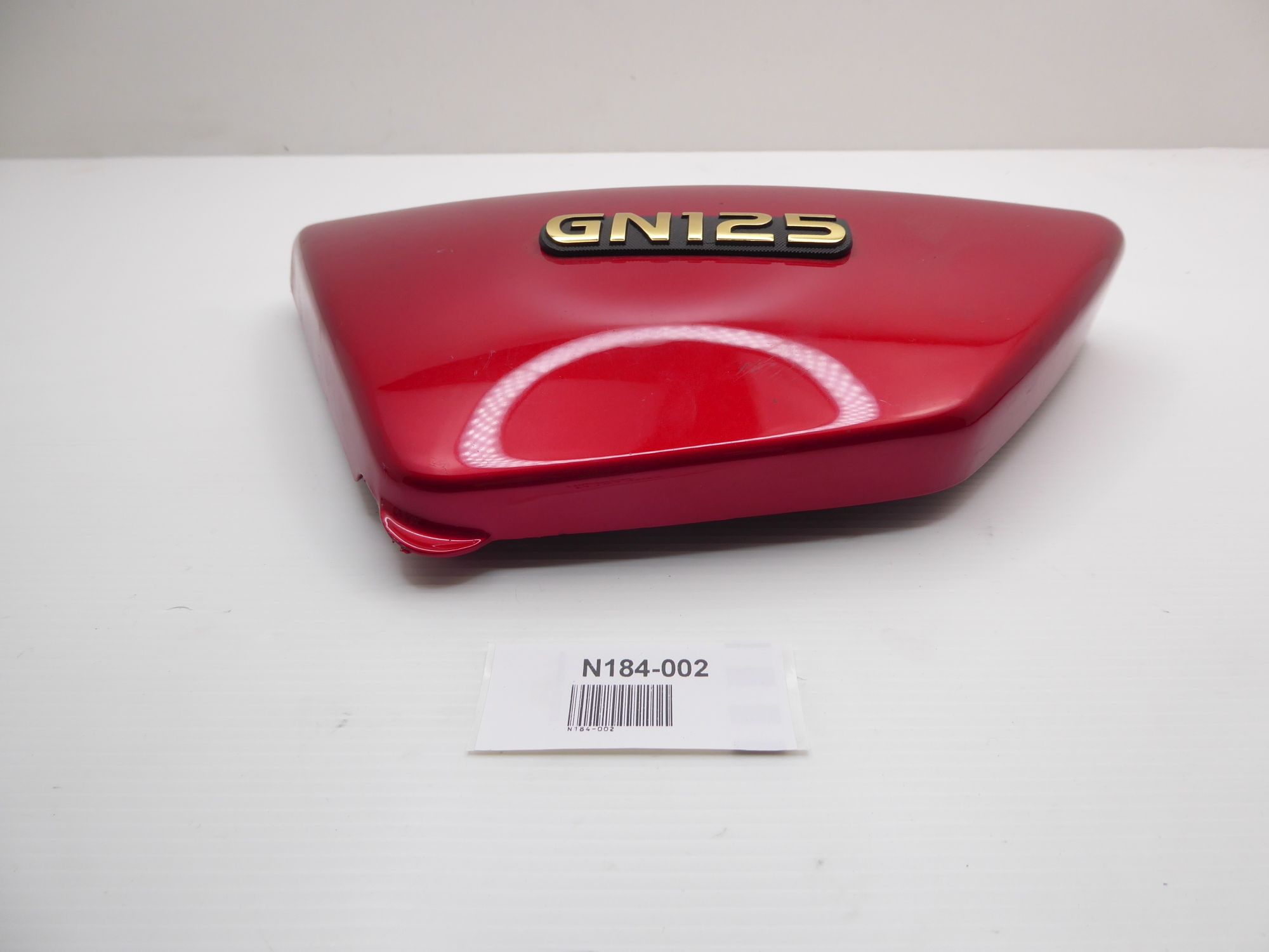 Suzuki GN 125 Tapa lateral izquierda roja 47211-05300