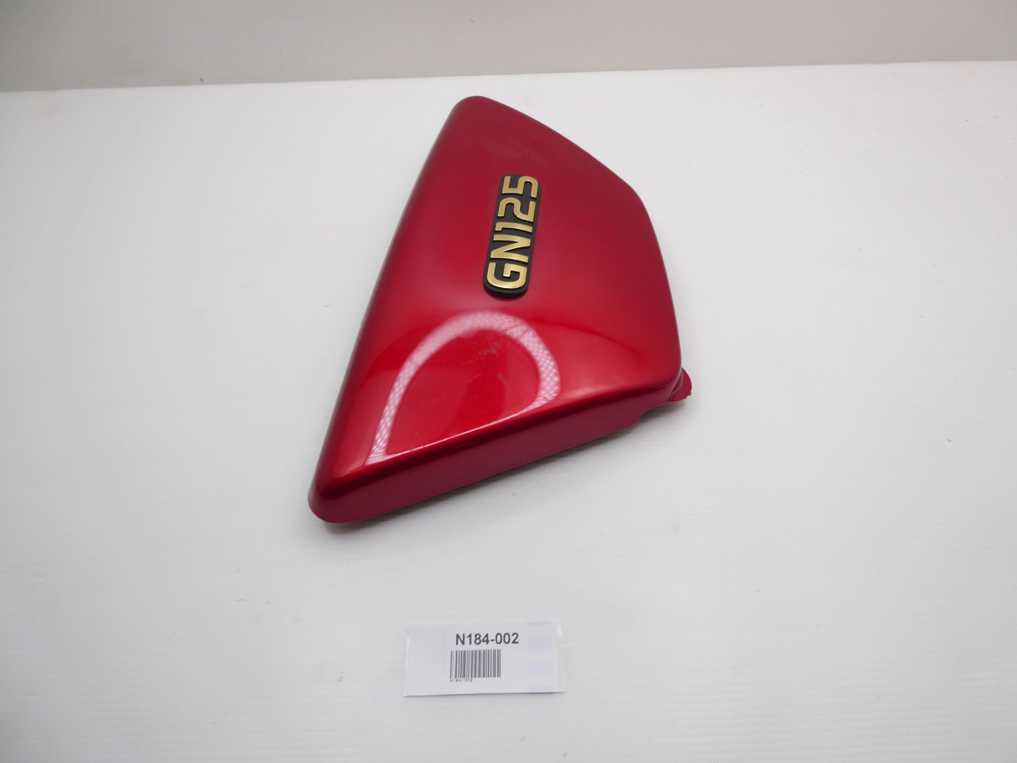 Suzuki GN 125 Couvercle latéral gauche rouge 47211-05300