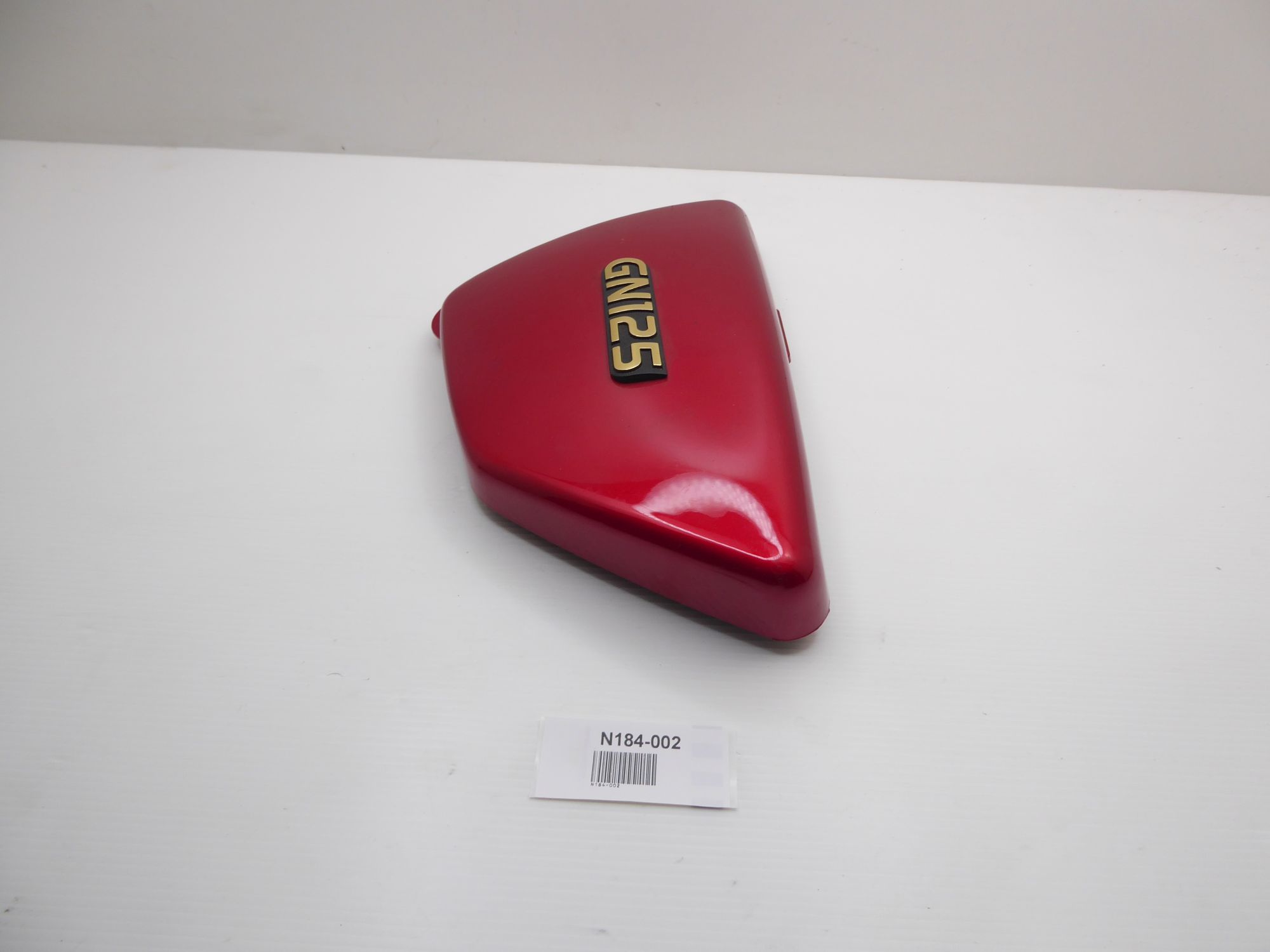 Suzuki GN 125 Couvercle latéral gauche rouge 47211-05300